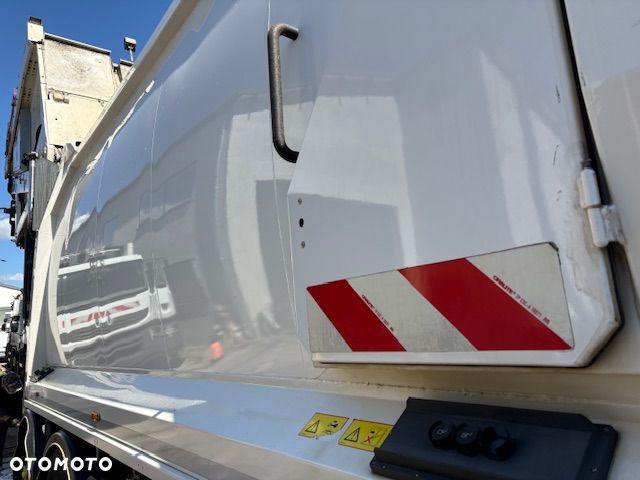 Renault D 26 Wide śmieciarka Euro 6 - 19