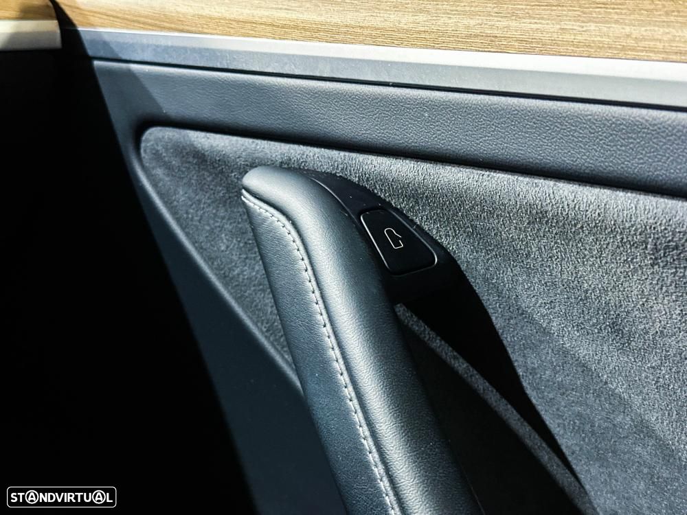 Tesla Model Y Long Range Dual Motor AWD - 32