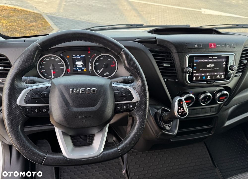 Iveco Daily 2022r‼️35S18‼️ 3.0 HI-MATIC Kontener 9 Palet Niski przebieg ‼️TEMPOMAT Aktywny Full LED Salon Polska Poduszki Pneumatyczne 4.50x2.20x2.20 z tyłu drzwi NAVI 3.5T Bogata Wersja Lekka zabudowa - 5