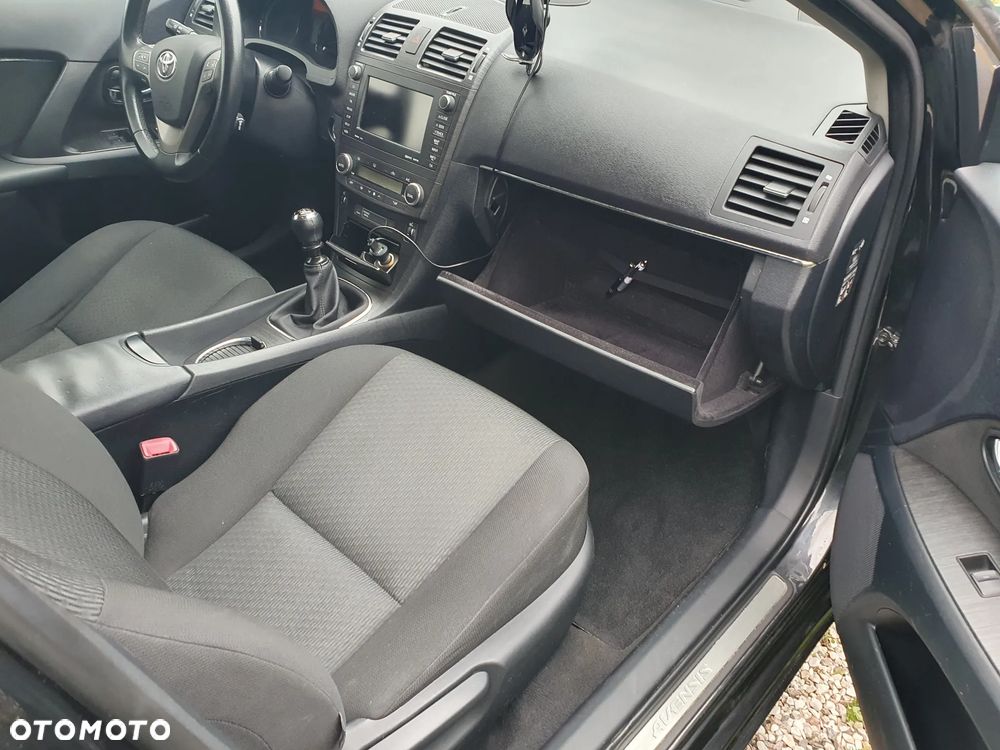 Toyota Avensis 1.8 Sol plus NAVI - 16