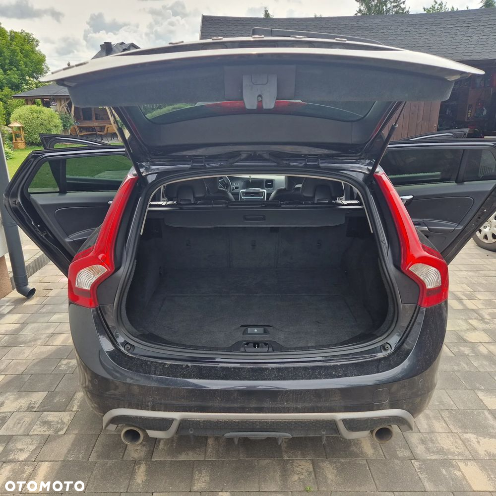 Volvo V60 D5 R-Design - 11