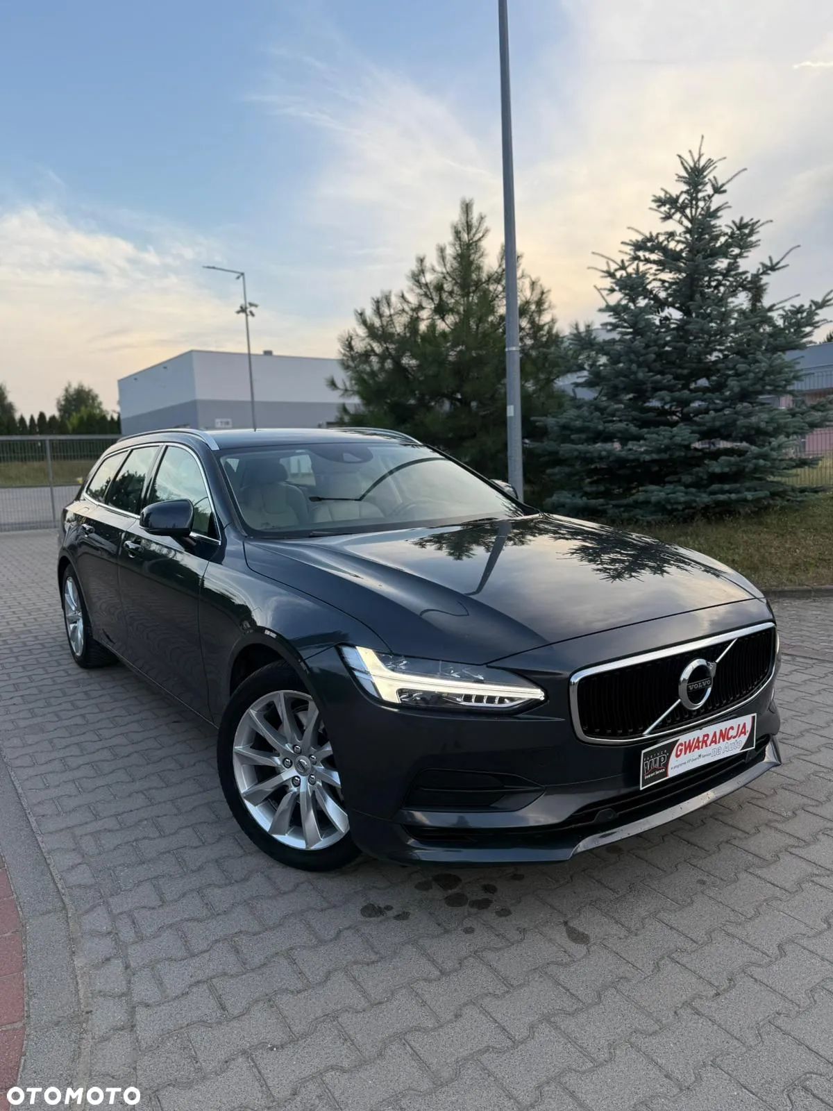 Volvo V90 D3 Momentum Pro - 1