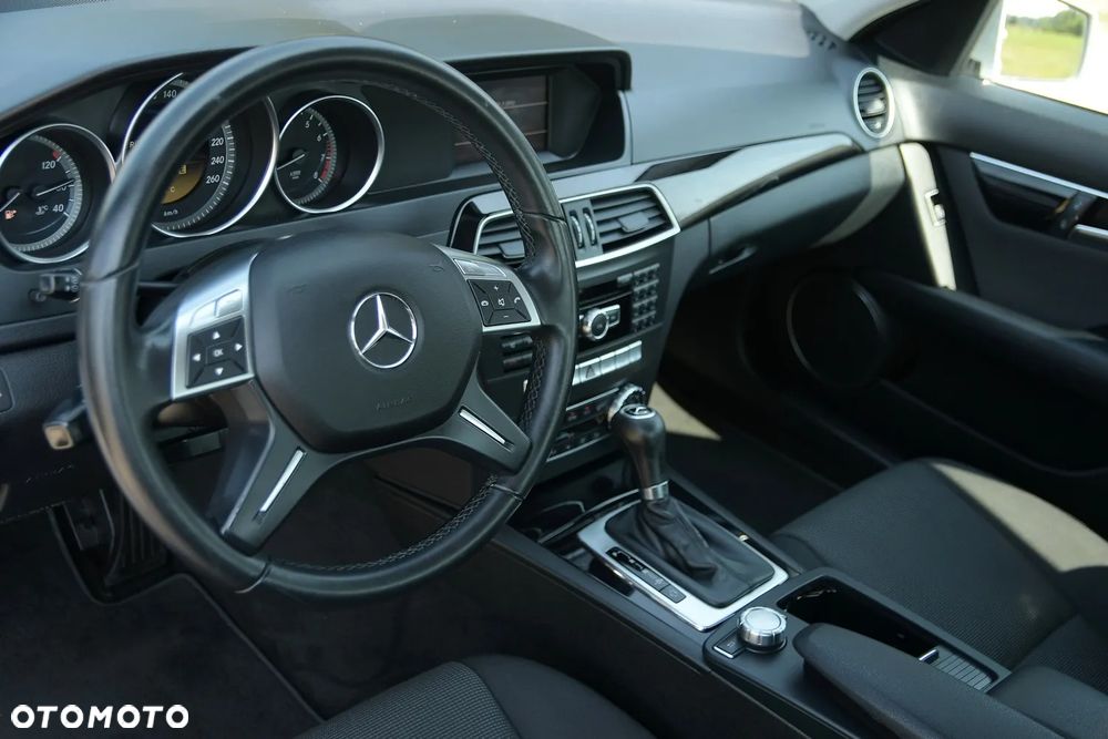 Mercedes-Benz Klasa C 180 CGI Automatik BlueEFFICIENCY Elegance - 23