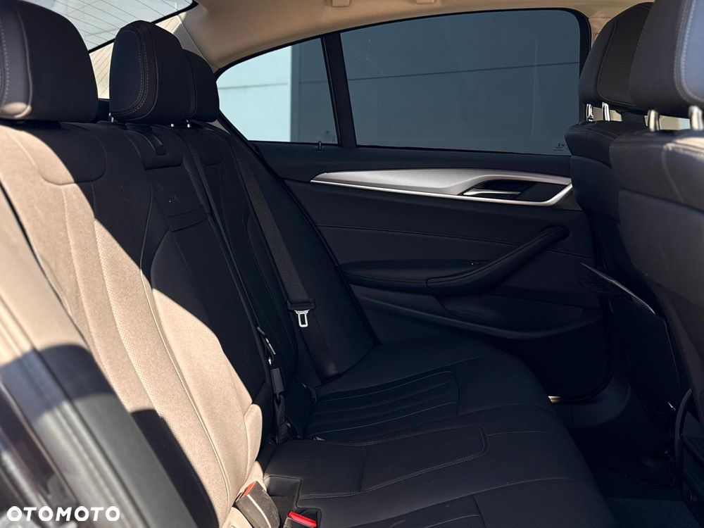 BMW Seria 5 518d - 19