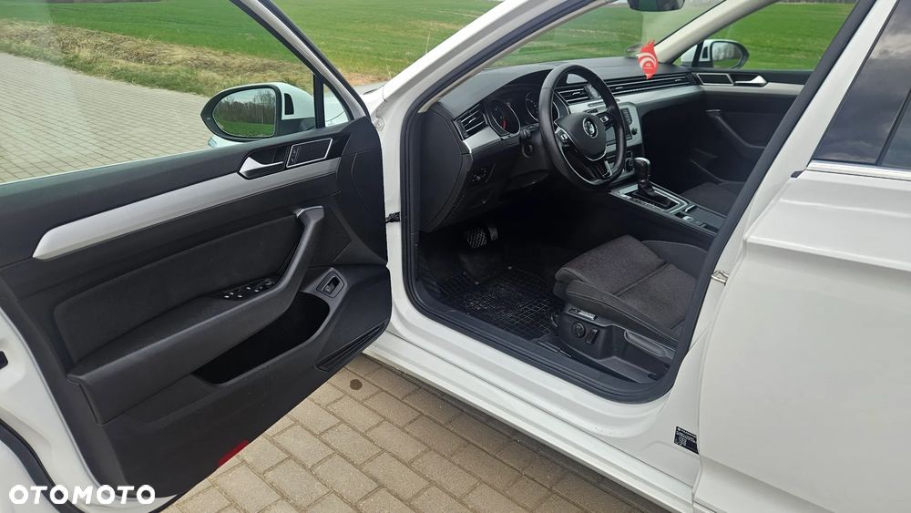 Volkswagen Passat - 12