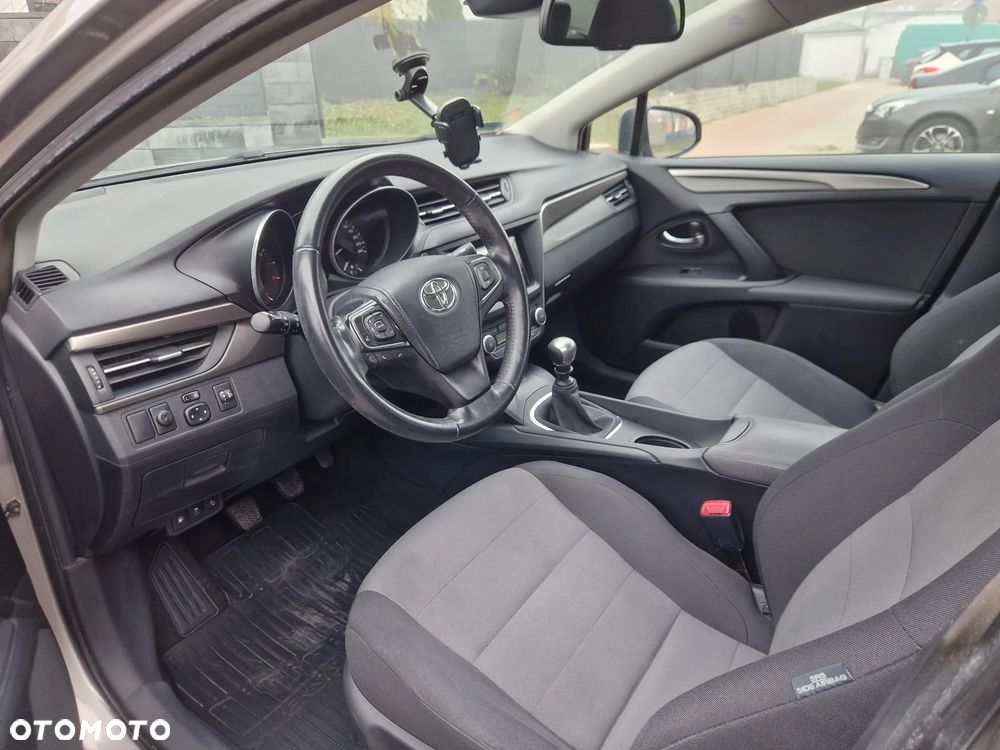 Toyota Avensis 1.6 Premium - 12