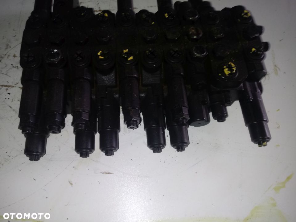 Rozdzielacz hydrauliczny Neuson Kramer 002253315 10 Sekcji - 8