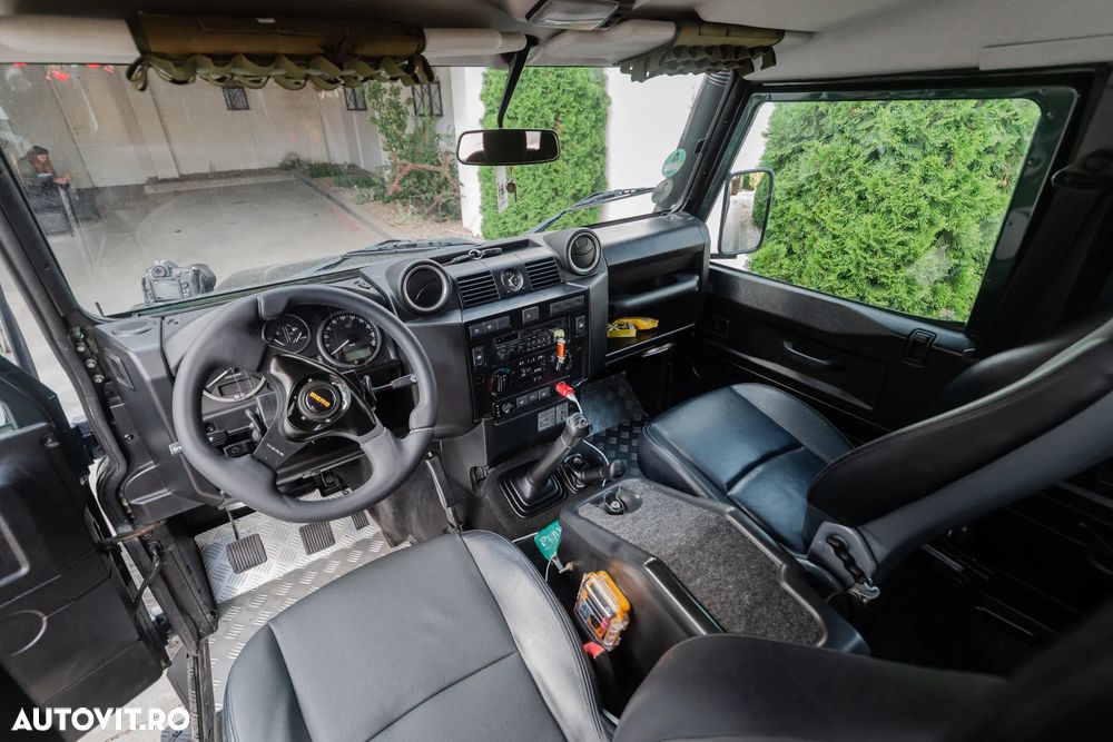 Land Rover Defender - 2