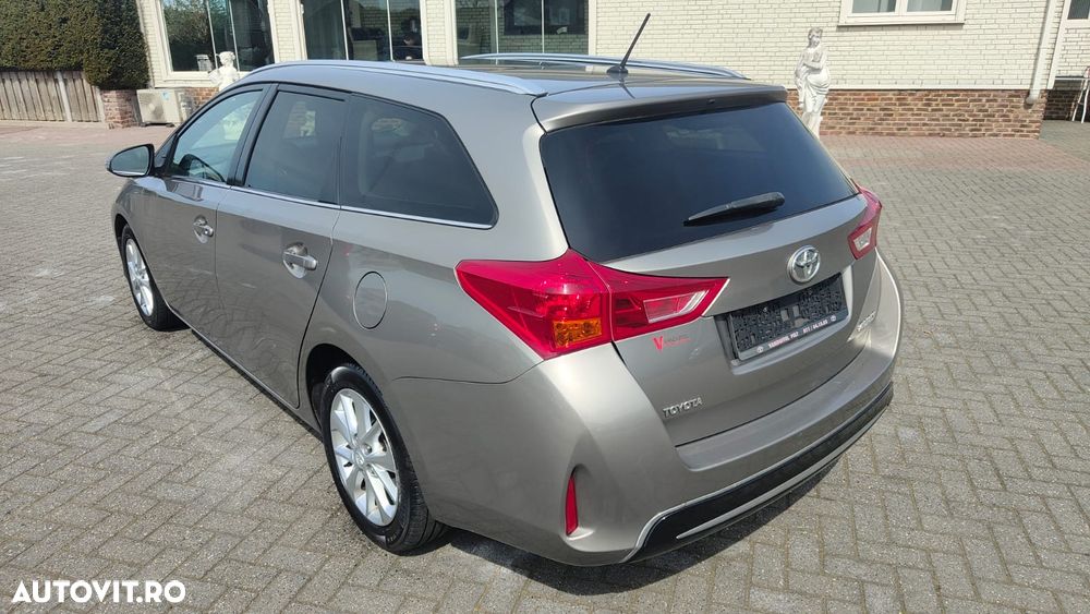 Toyota Auris 1.4 D-4D - 11