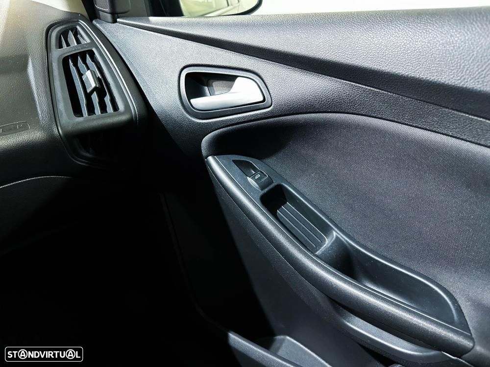 Ford Focus 1.6 TDCi Titanium — fotografia 28