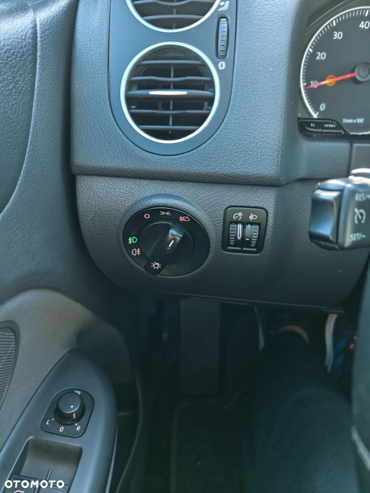 Volkswagen Golf Plus 1.6 FSI Tour Edition - 24