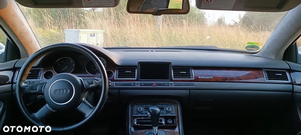Audi A8 4.2 L Quattro - 12