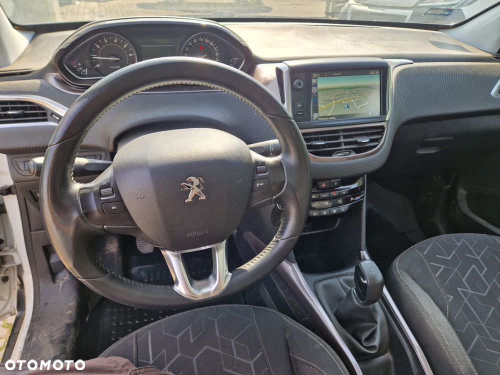 Peugeot 2008 1.2 Pure Tech Style - 12