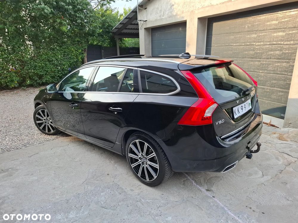 Volvo V60 D6 AWD Plug-in Hybrid R-Design Momentum - 9