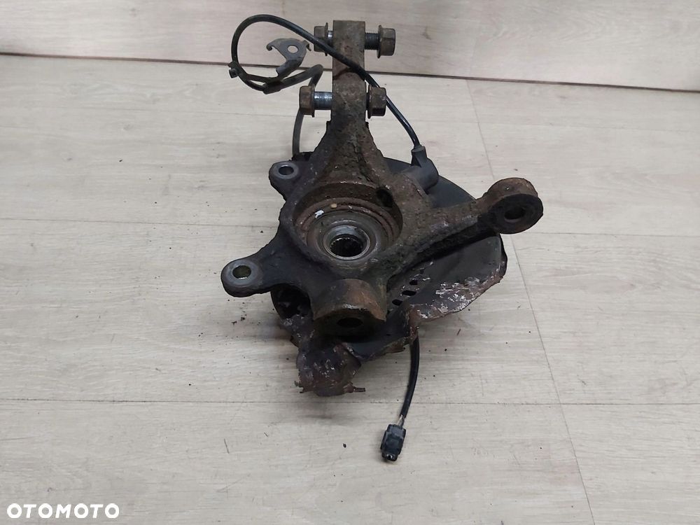 Toyota Yaris I 99 - 05 zwrotnica prawy przód piasta 1,0 1,3 1,4 ABS - 4