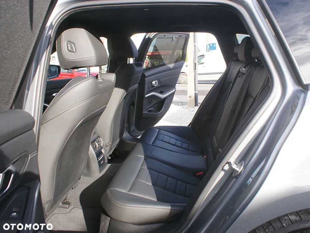 BMW Seria 3 330e xDrive M Sport - 24