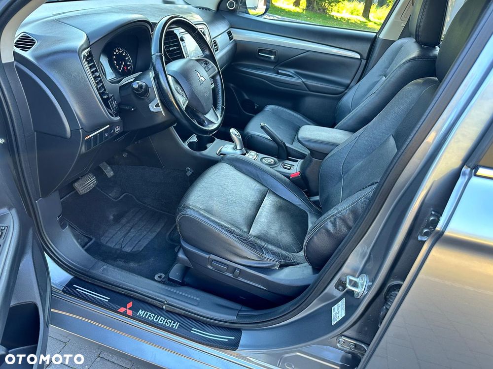 Mitsubishi Outlander Instyle NAVI + - 15