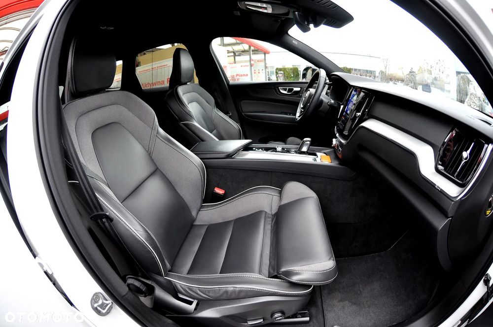 Volvo XC 60 B4 D AWD Ultimate Dark - 17