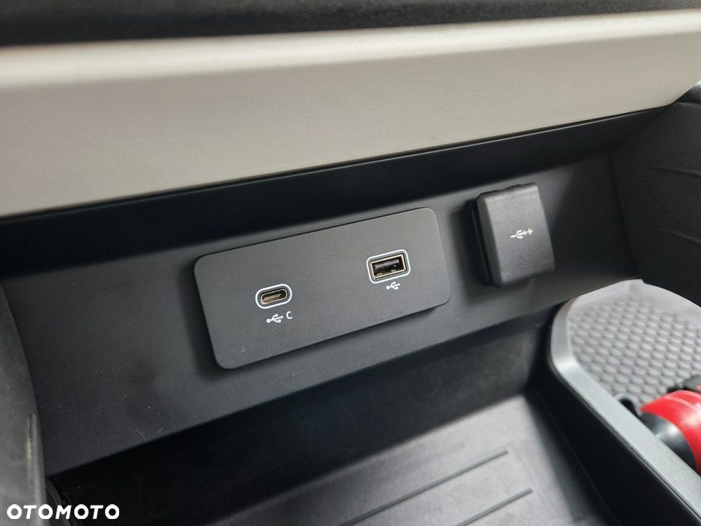 Land Rover Defender - 25