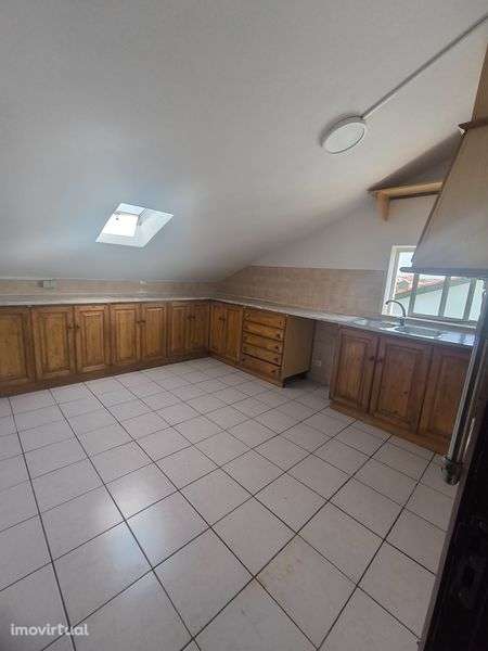 T1 em Fátima - Moita Redonda (Águas Furtadas) – Luminoso e Espaçoso - Grande imagem: 2/5