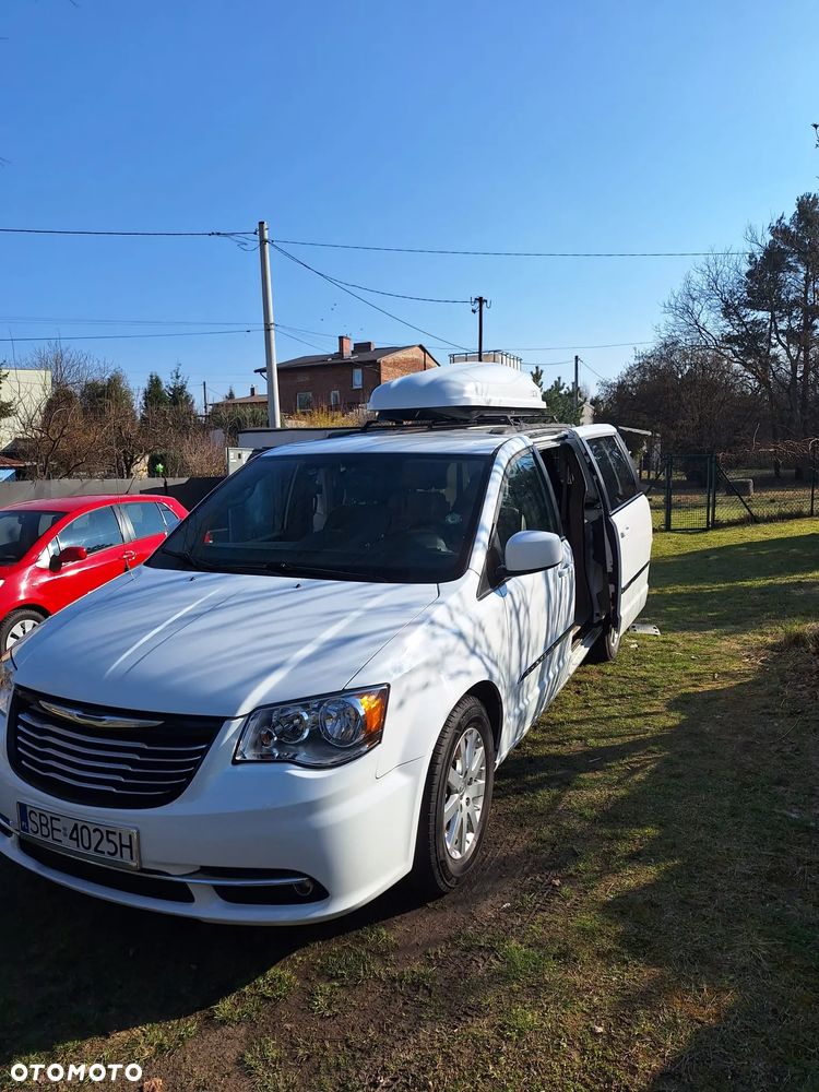 Chrysler Town & Country - 4