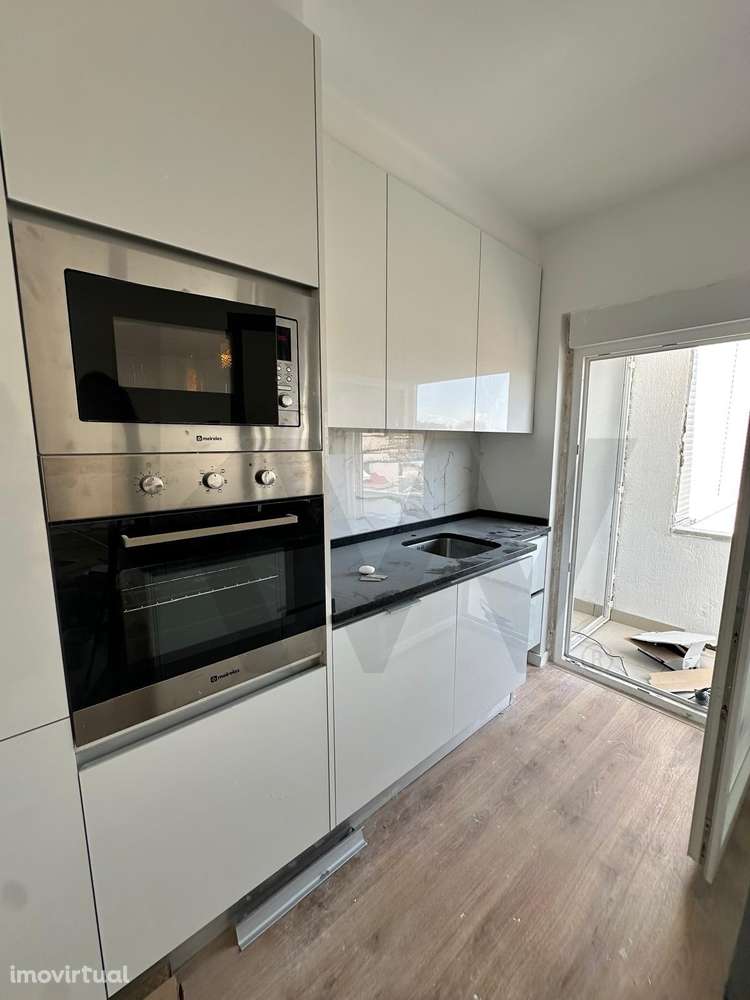 Apartamento T3 Renovado em Benfica com Varanda – Localização Central - Grande imagem: 4/42