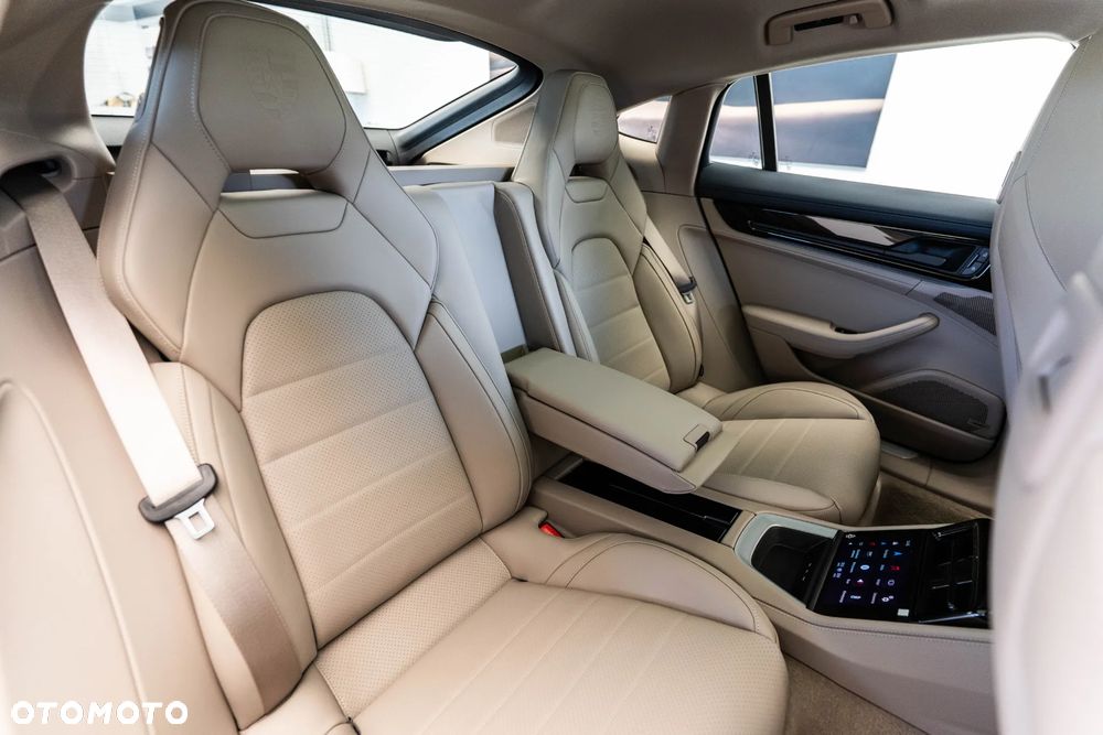 Porsche Panamera 4S E-Hybrid PHEV - 35