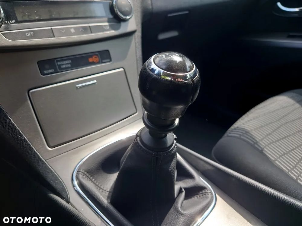 Toyota Avensis 1.8 Sol - 22
