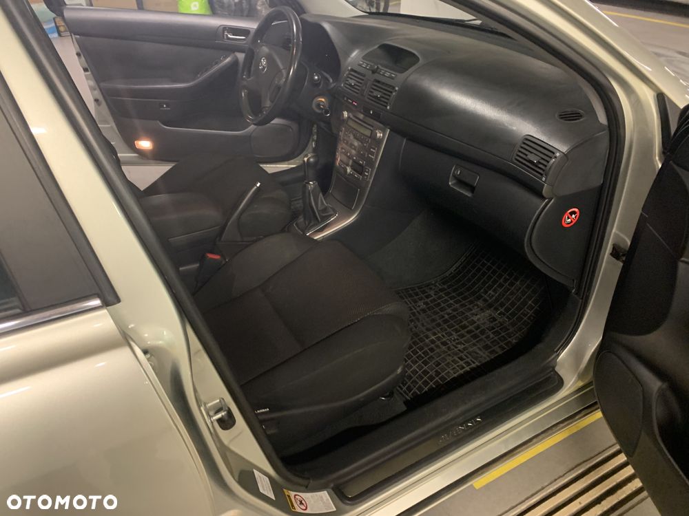 Toyota Avensis - 8