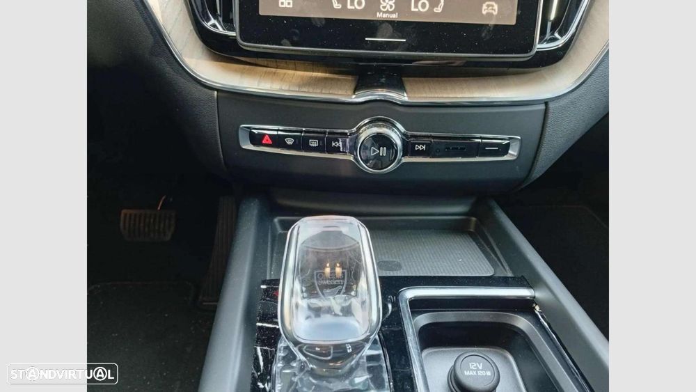Volvo XC 60 2.0 T6 PHEV Plus Bright AWD - 24