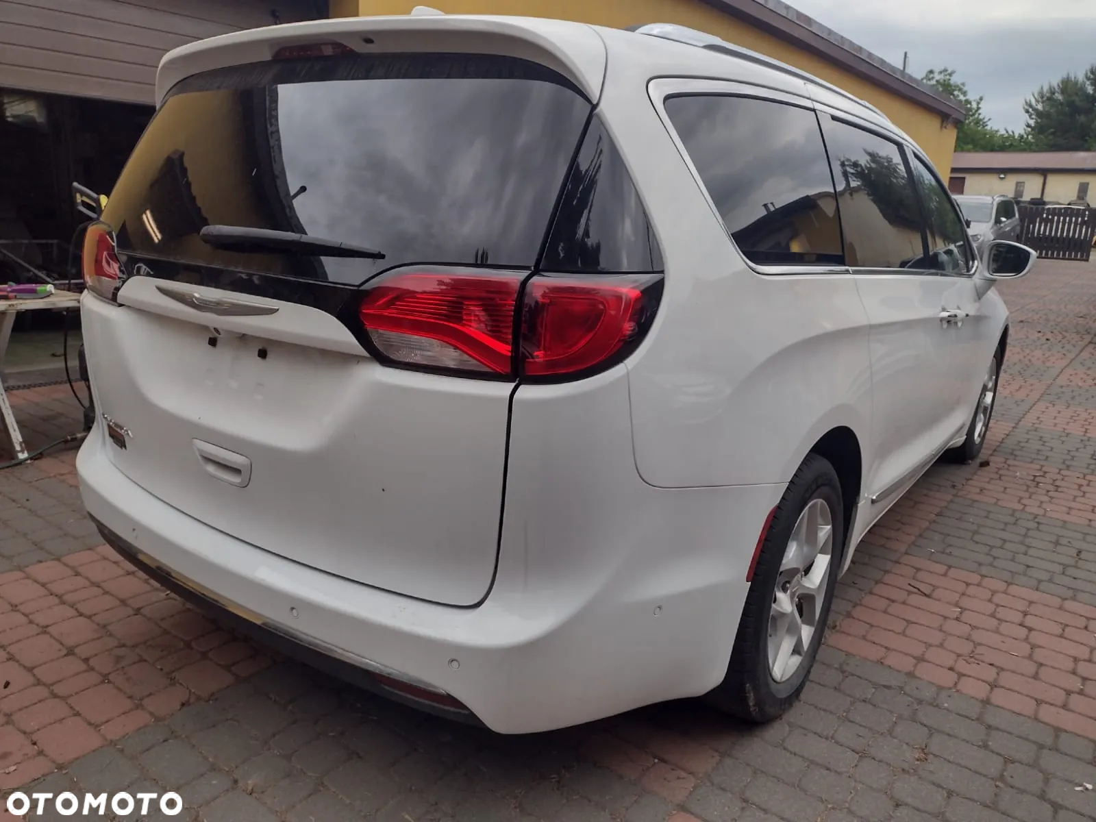 Chrysler Pacifica - 3