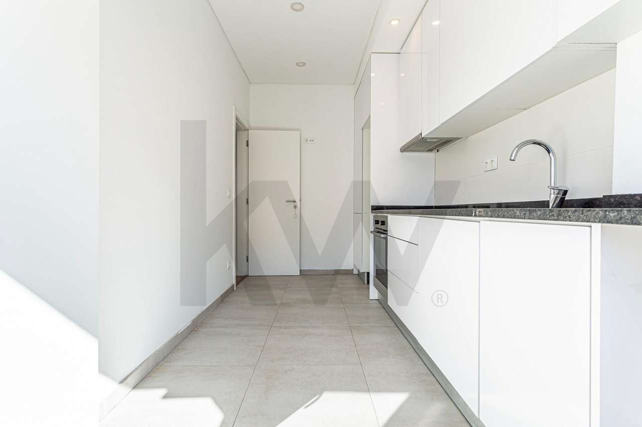 T2 Totalmente Remodelado | 2 Varandas | Excelente Localização em Setúb - Grande imagem: 4/29