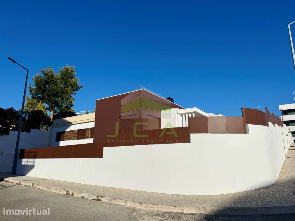 Moradia V4 com piscina na cidade de Leiria - Grande imagem: 3/10