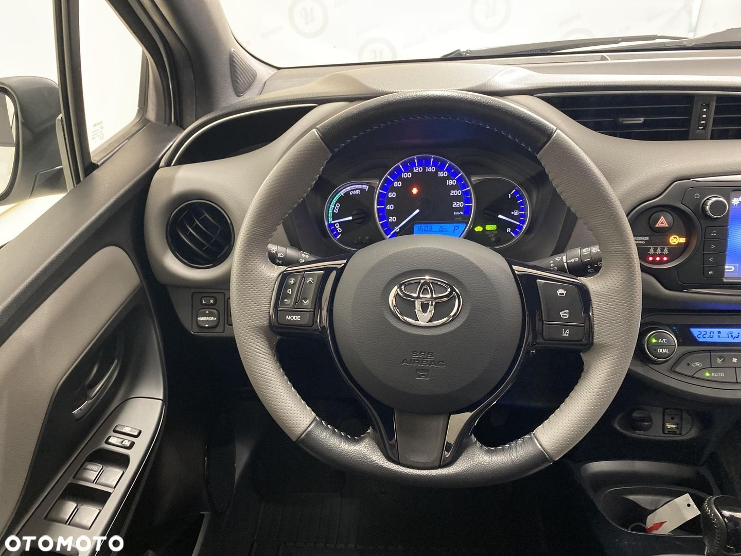 Toyota Yaris Hybrid 100 Selection Pure - 12