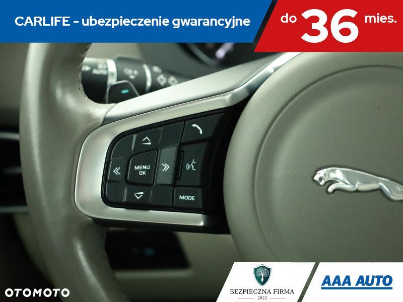 Jaguar XE - 19