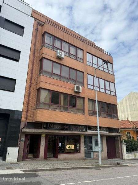 Escritorio transformado em T3 da consultora Meyre Pinto fracção exacta