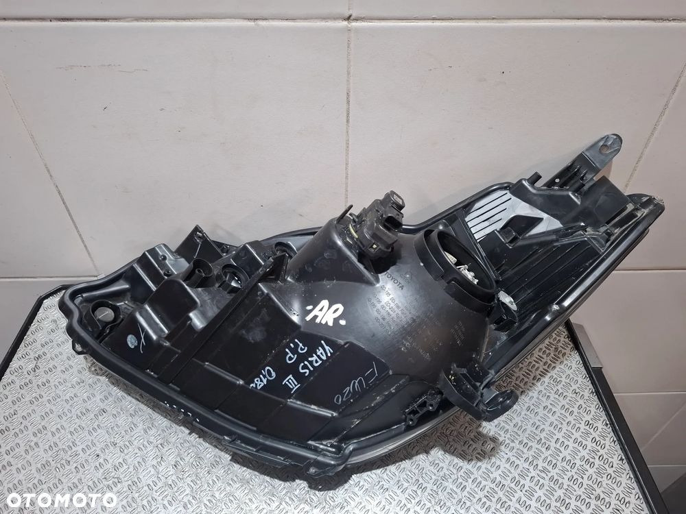 Lampa prawy przód przednia Toyota Yaris III lift 2018 rok - 6