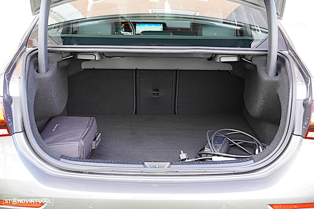 Mercedes-Benz A 250 Limousine e AMG Line - 17