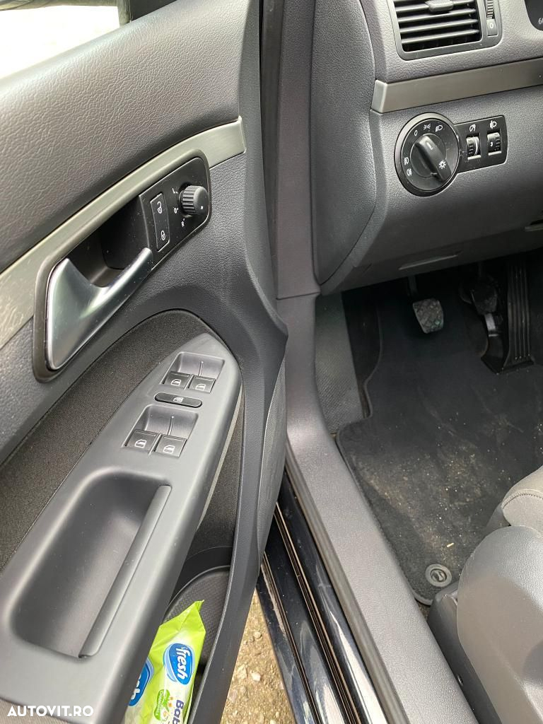 Volkswagen Touran 2.0 TDI DPF Highline - 12