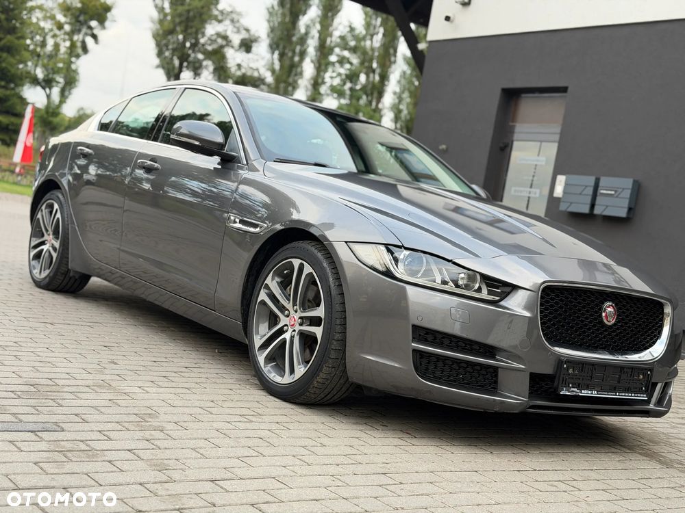 Jaguar XE 2.0 D Portfolio - 6