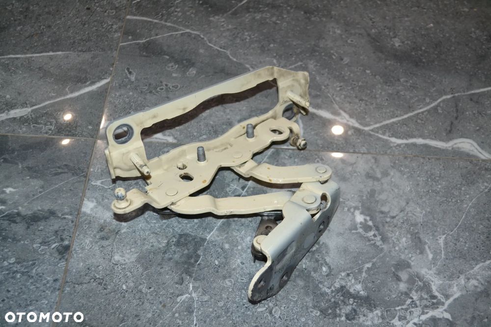 MERCEDES W204 W207 W212 W218 ZAWIAS MASKI PRAWY 2048800228 - 1