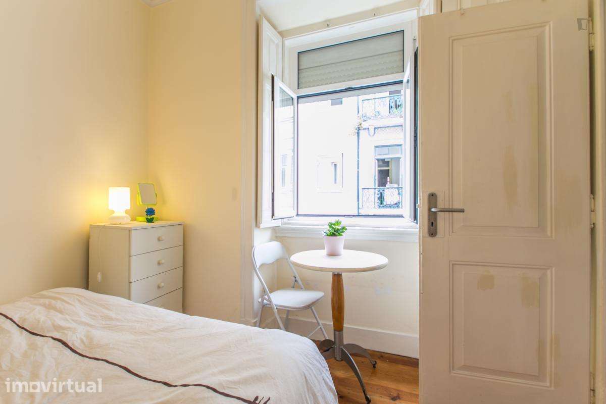 Quarto - localizado em Intendente Lisbon - Grande imagem: 2/18
