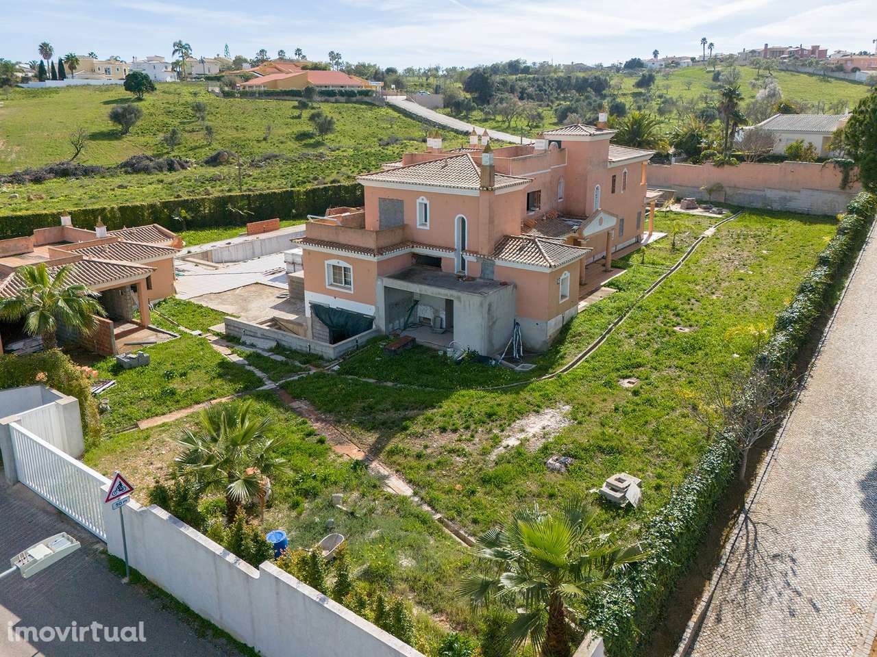 MORADIA COM EXCELENTE LOCALIZAÇÃO PARA OPORTUNIDADE DE INVESTIMENTO,EM - Grande imagem: 2/11