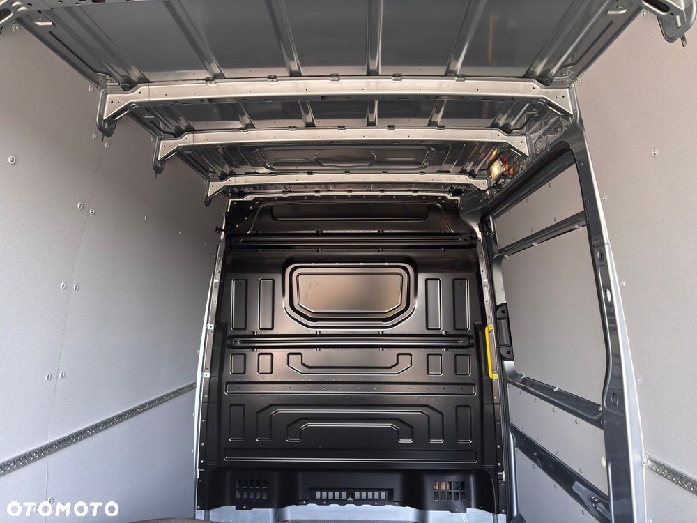 Volkswagen Crafter 35 2.0 TDI L3H3 177 KM AUTOMAT - 11