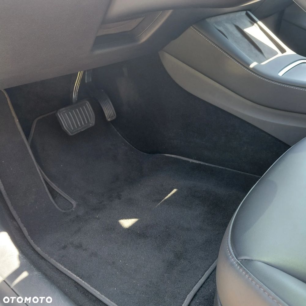 Tesla Model 3 RWD - 32