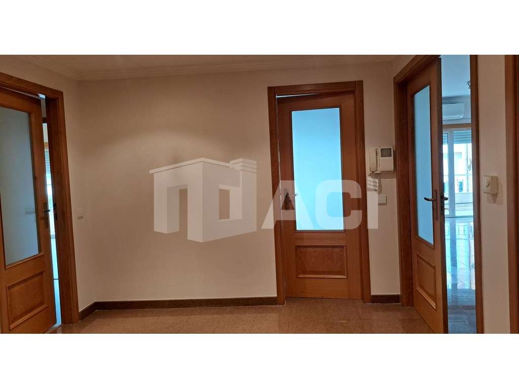 Apartamento T3- Edifício Vale de Lobos. junto ao Mc Donald's da Gui... - Grande imagem: 5/25