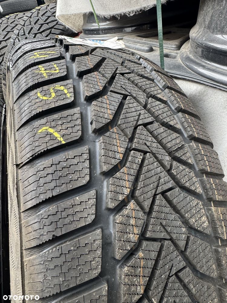 Nowe opony zimowe 235/50/18 Uniroyal 2 sztuki 25r - 3