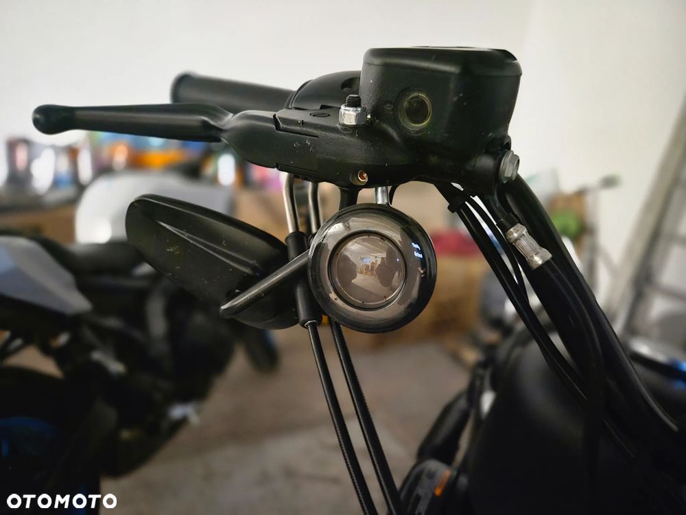 Harley-Davidson Sportster Iron 883 - 16