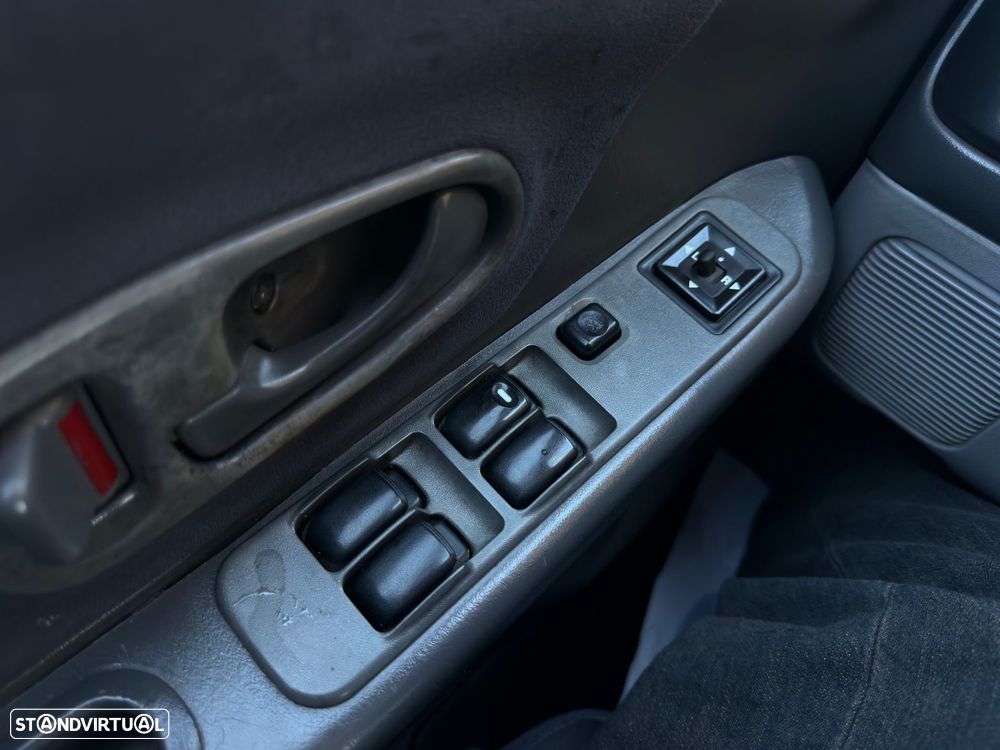 Mitsubishi Pajero Sport 2.5 TD GLS - 17