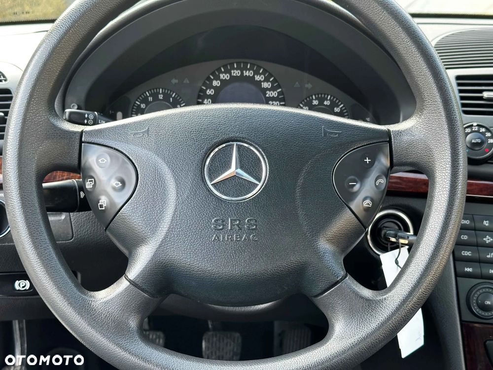 Mercedes-Benz Klasa E 240 Classic - 27